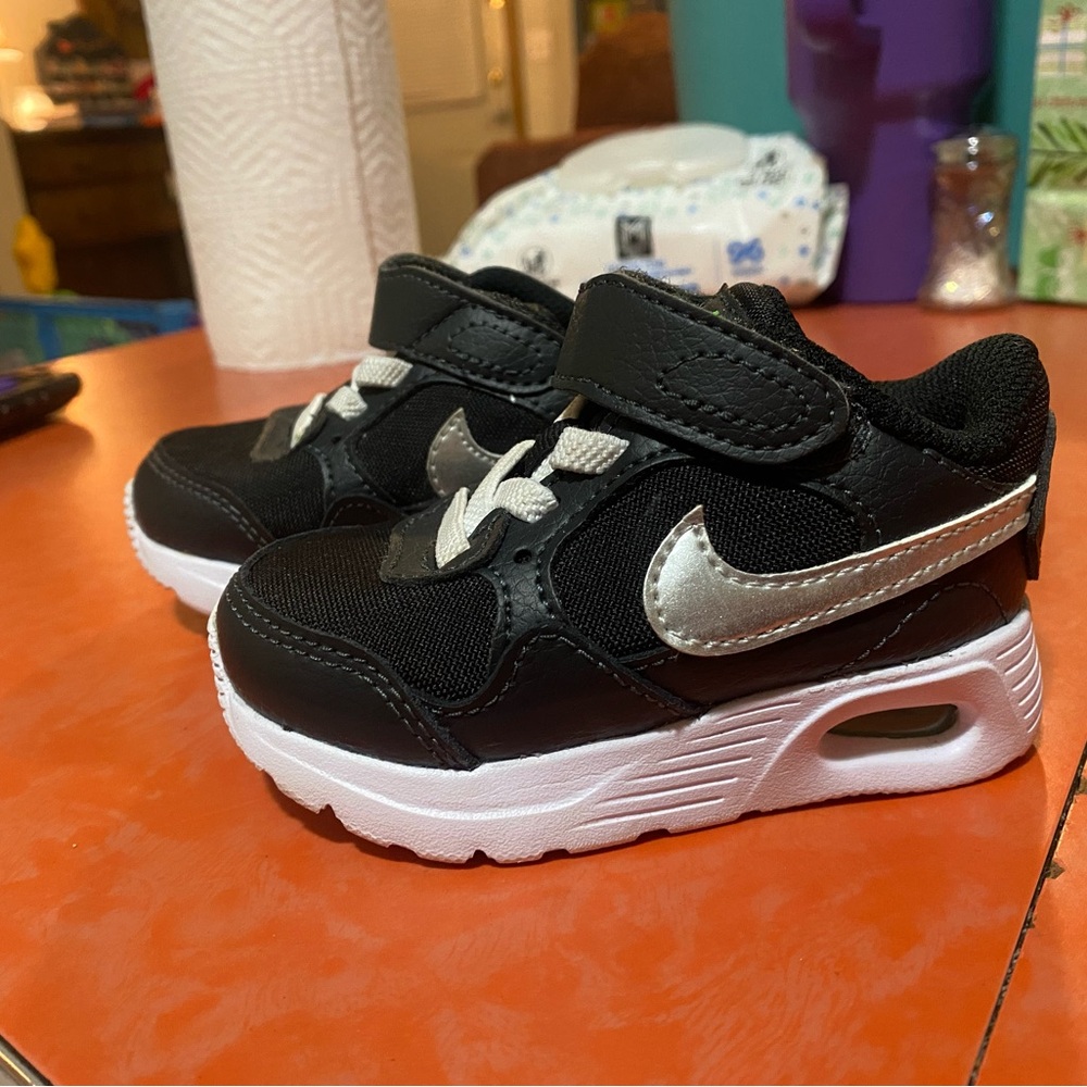 Nike Kids Black Sneakers - Picture 2 of 13